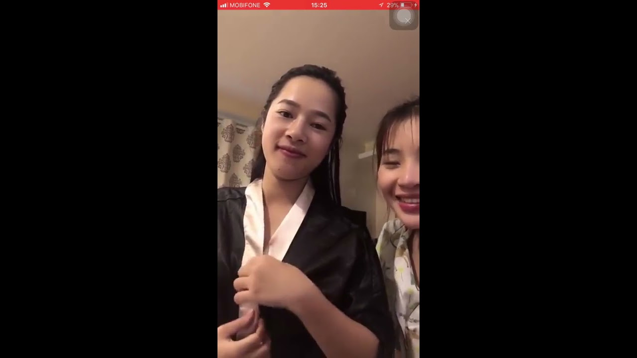 Girl show tits part 12 - Em vô tình để lộ hàng