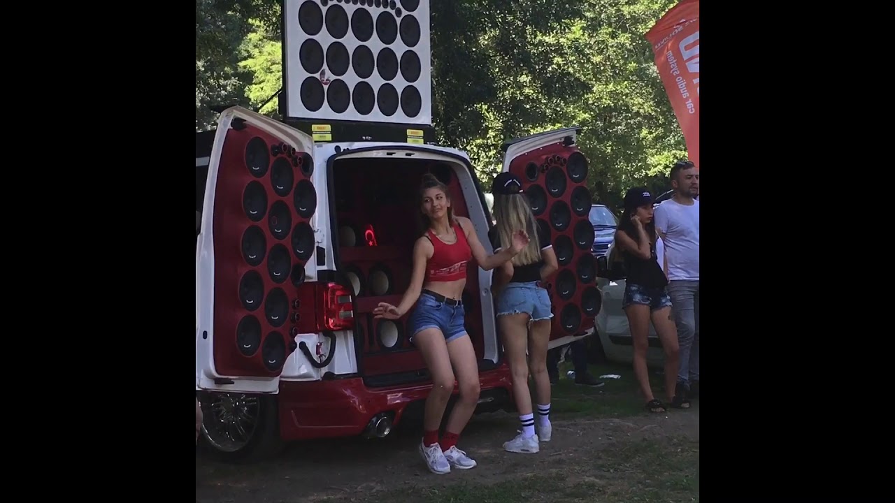 Gölyaka Düzce Araba Fuarı Dans eden kızlar