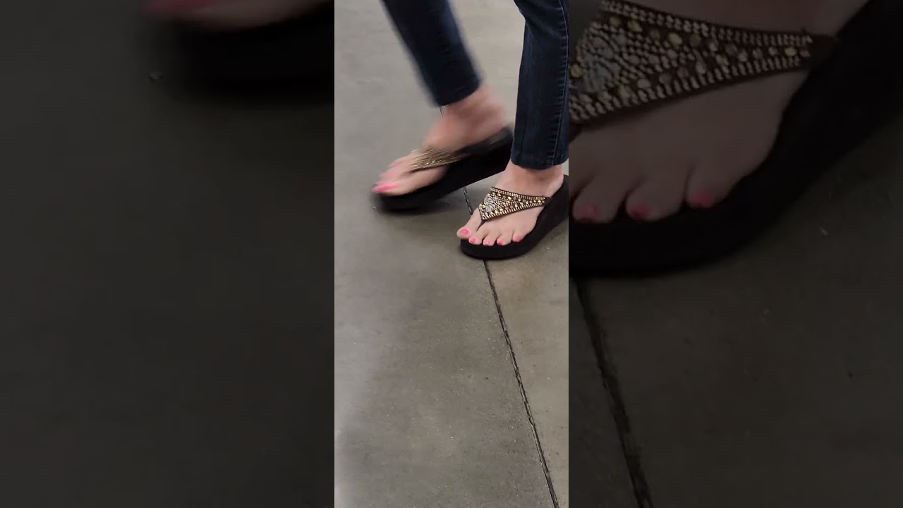 Gold bedazzles flip-flops. Hot pink toenail Polish. #feet #viral #veiws #flipflops