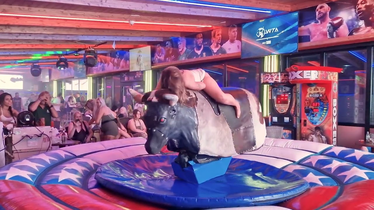 Gordinha valente enfrentou o Touro Mecanico 🐂 em Benidorm, Espanha! 🔥