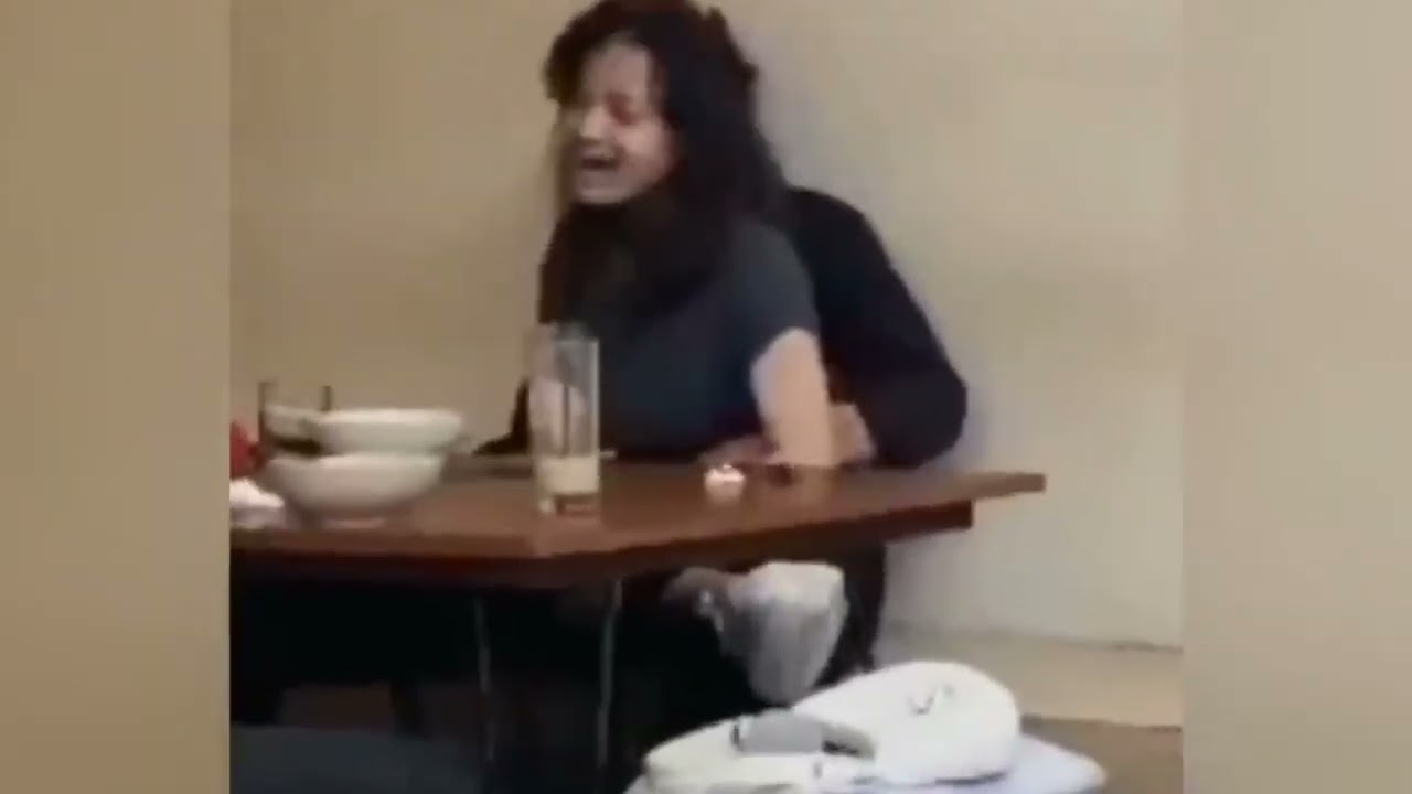 Grepek-grepekan ditempat umum😲