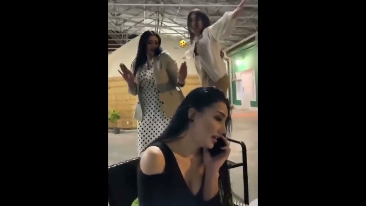Gyzlaryň gara öýli howluda keýp edişleri