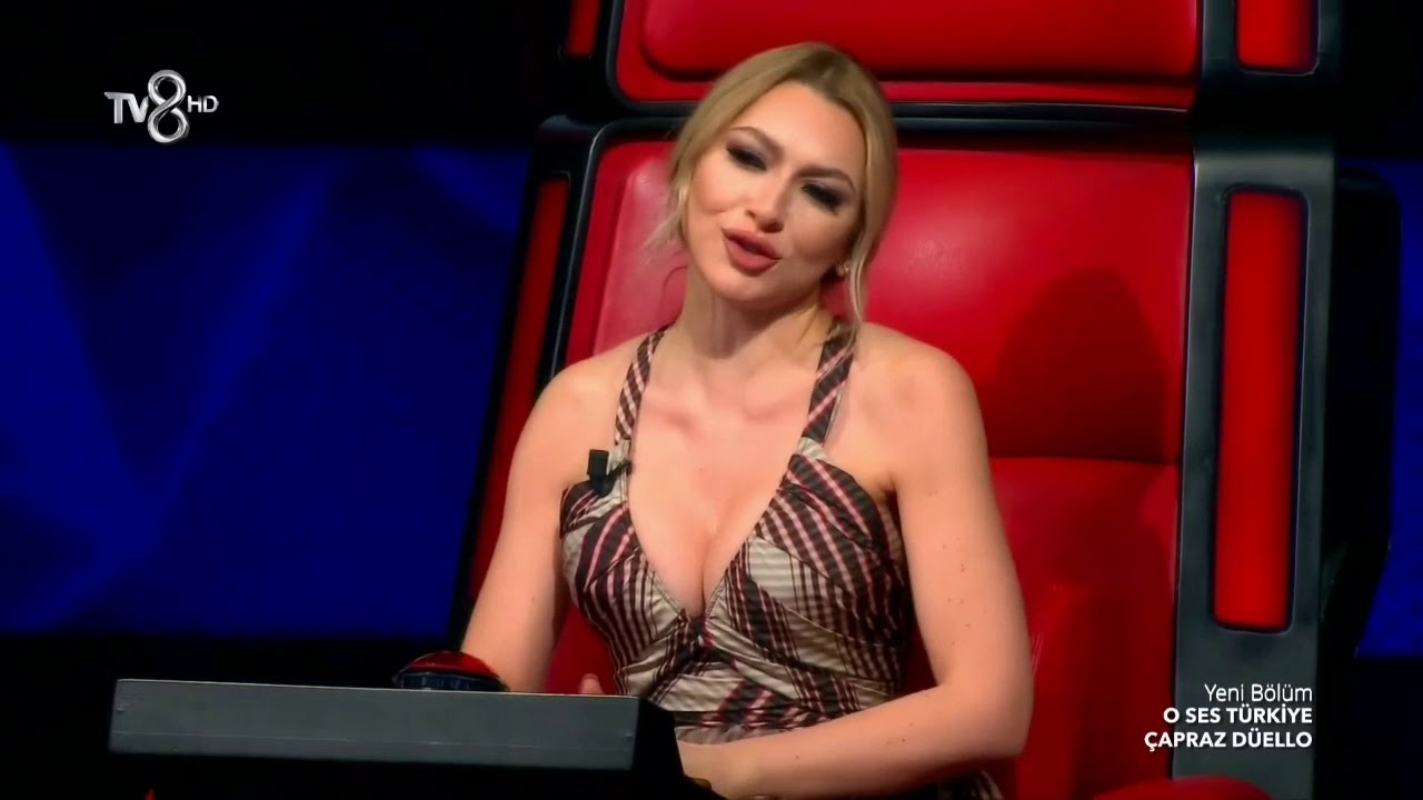 Hadise'nin göğüs dekoltesi baş döndürüyor...(O Ses Türkiye Frikleri)
