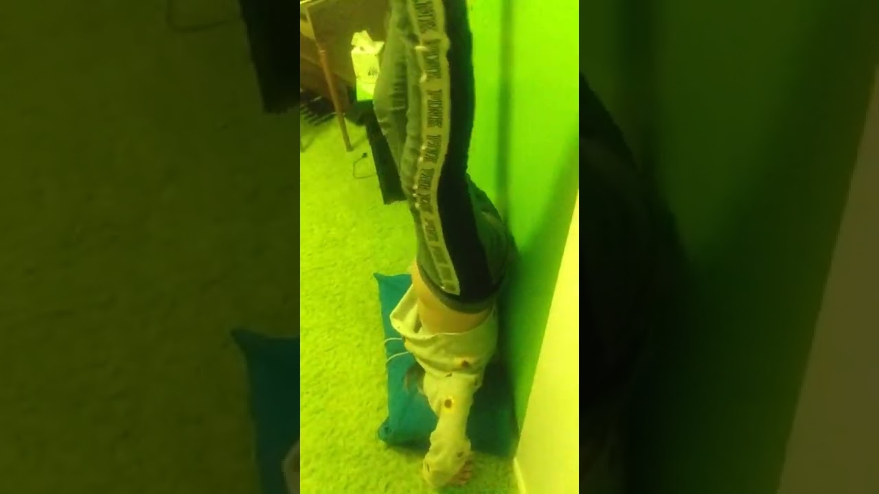 Handstand twerk