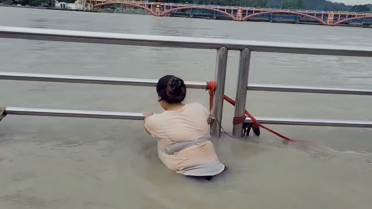 Haridwar Bath | Girl Bathing | Open Bath | New hot day #haridwar #ganga #bath #holy