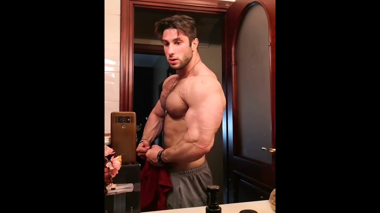 Harun Yilmaz flexing