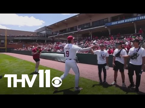 Hawaiian youth baseball team attends Arkansas Razorback game