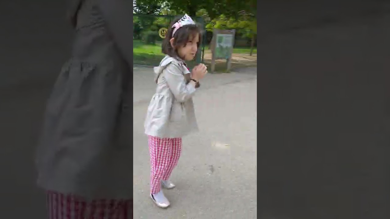 Hayvanat bahçesini geziyorum
