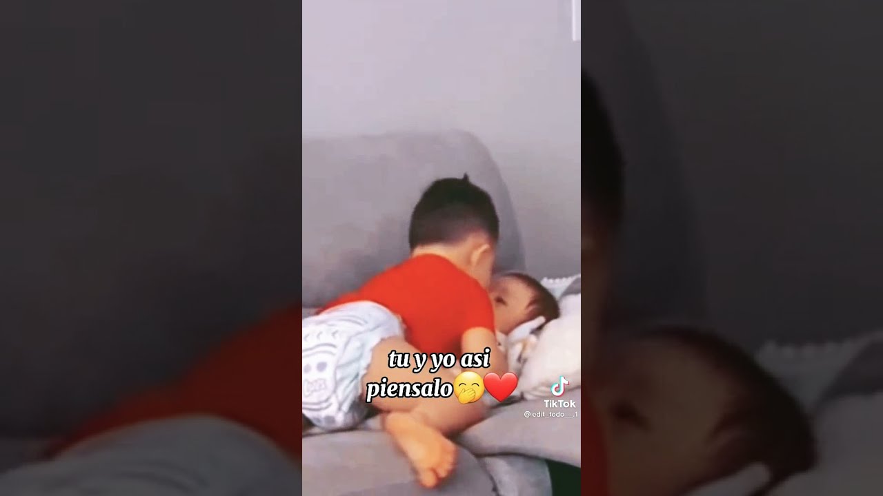 Hermanos se besan xd