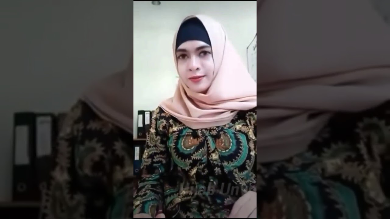 Hijab pamer toge monstrook