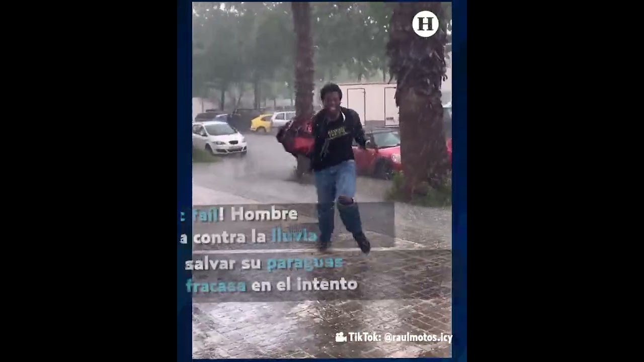 Hombre lucha contra la lluvia para salvar su paraguas pero fracasa en el intento