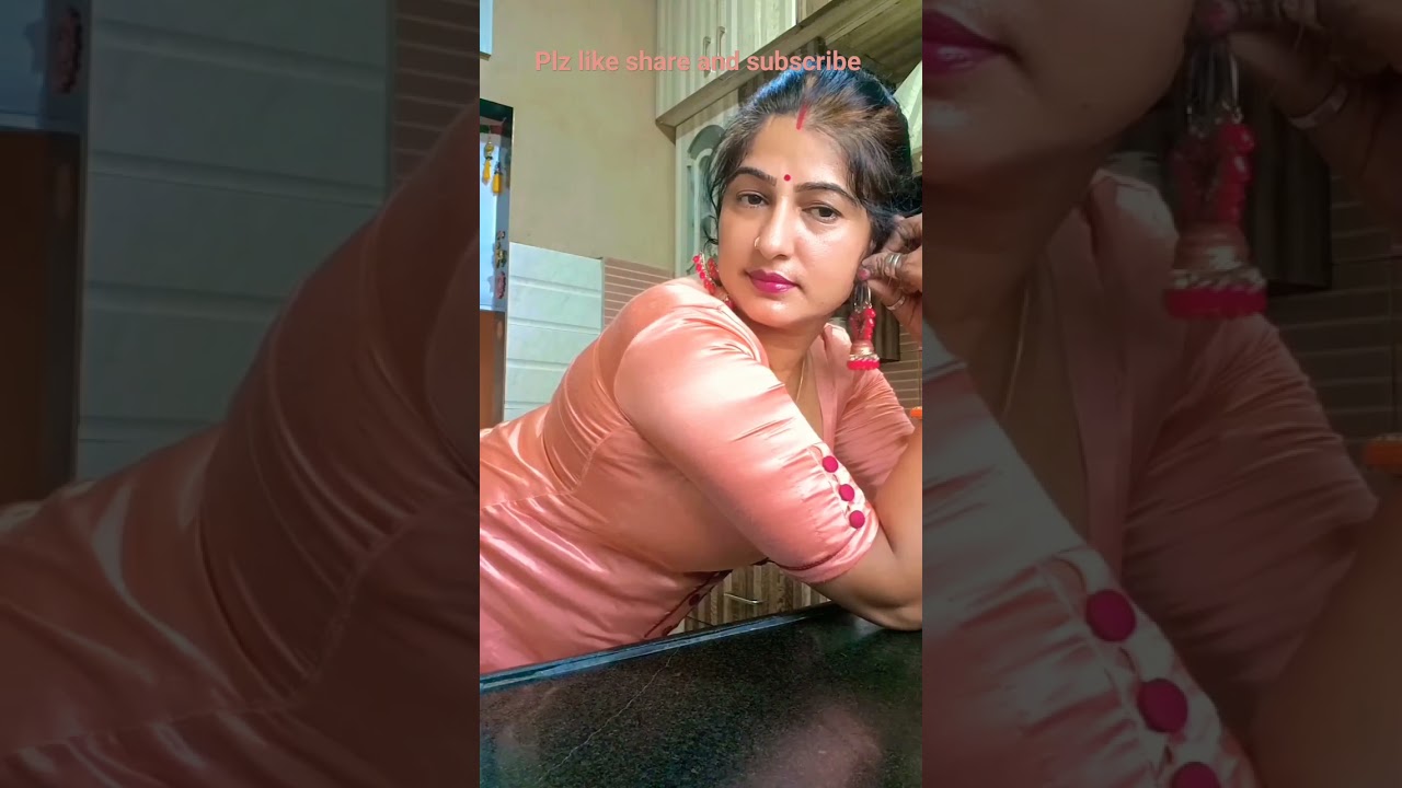 Hot Aunty in #satin suait 😋😋😋😋