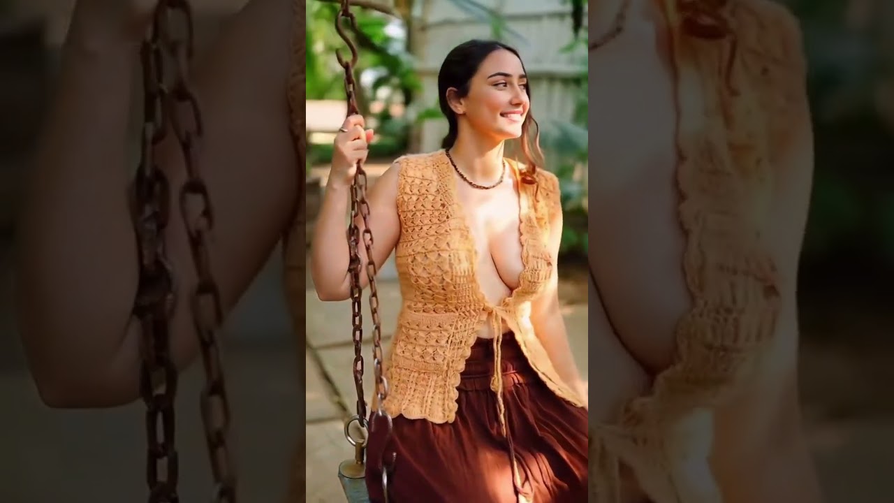 Hot girl showing boobs #viralvideo #InstaVideo #downblouse #nipslip #hot
