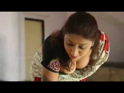 Hot mallu Aunty cleavage in saree