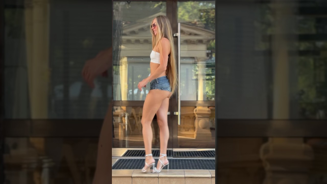 How is your mood?😻 #longlegs #longhair