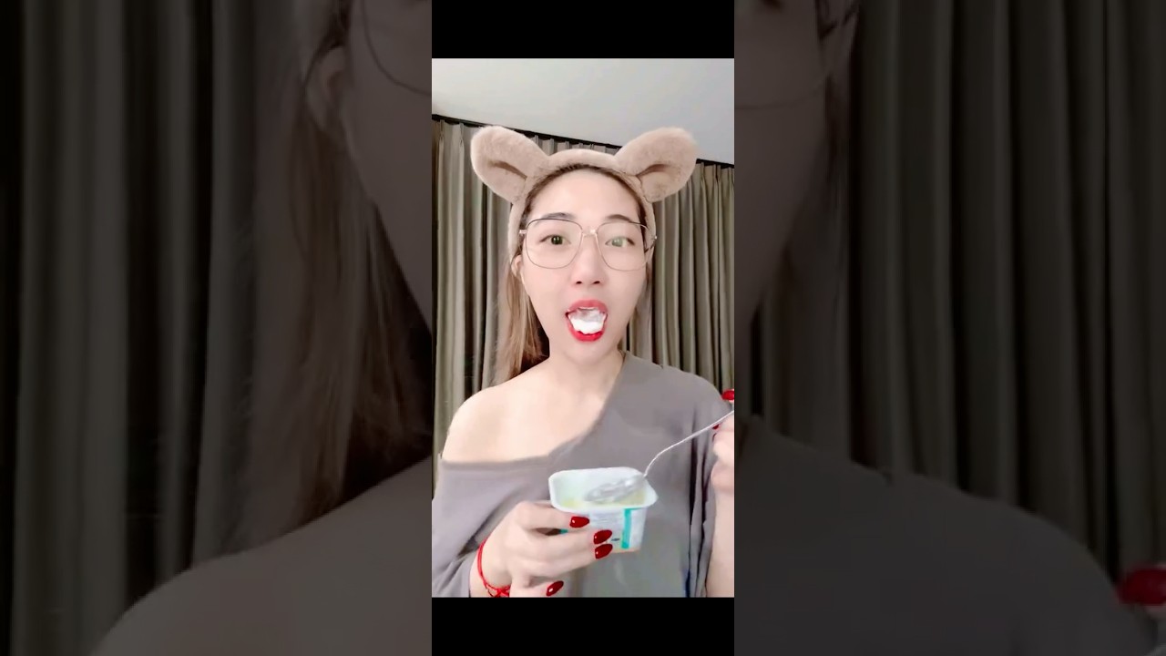 How to Eat Yogurt by vj Muay Thai Girl #bigo 🥄 น้องหมวยสาธิตวิธีกินโยเกิร์ต #บีโก้ไลฟ์