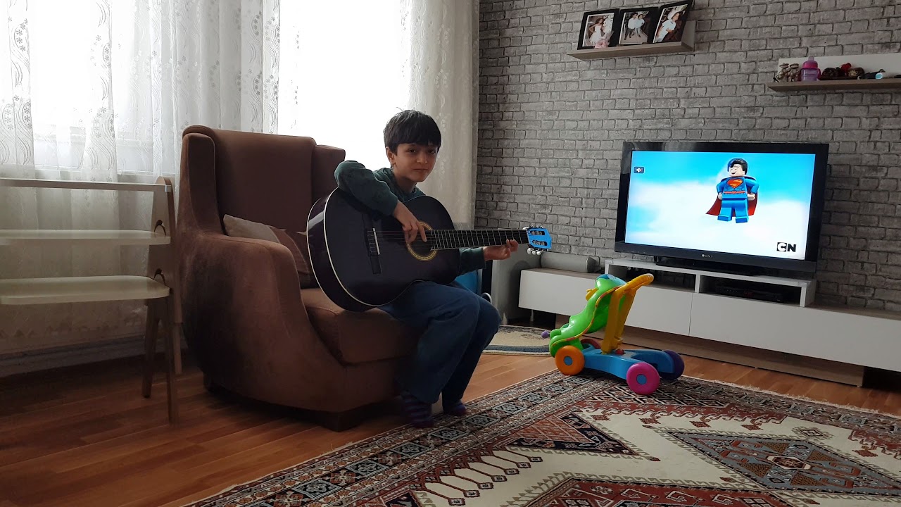 Hunharca gitar çalan cocuk