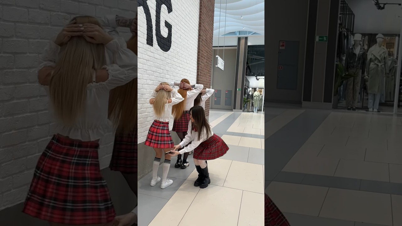 I took a photo under her skirt🤫😲❤️