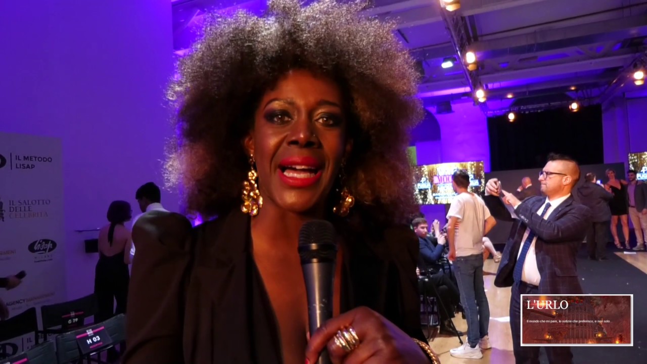 I video dell'Urlo: Renée Sylvie Lubamba sfila alla Milano Fashion Week