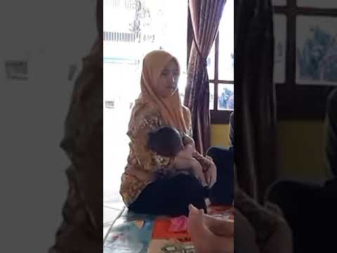 Ibu Cantik Jilbab Menyusui  Anak nya