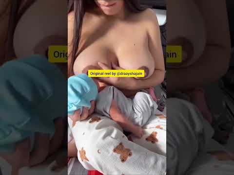Ibu muda menyusui anaknya sambil meremas-remas | cara menyusui yang baik dengan kedua payudara