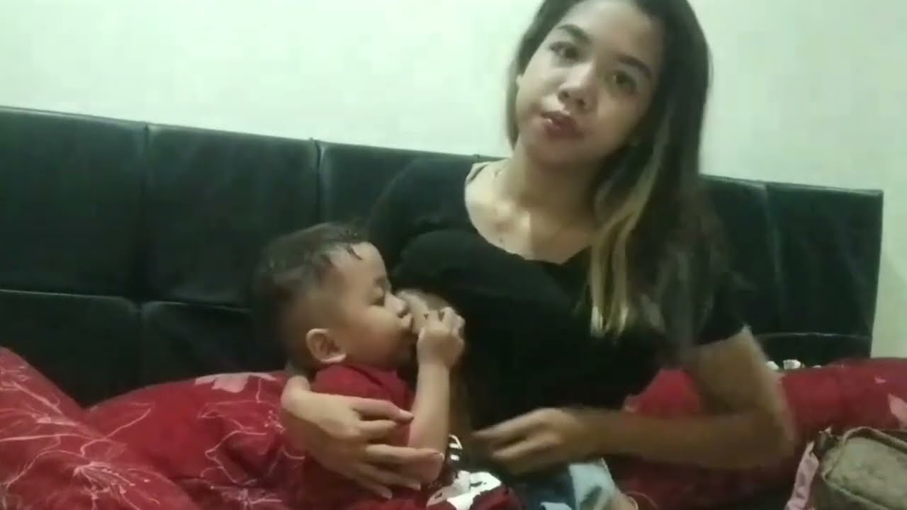 ibu muda menyusui bayi #breastfeeding