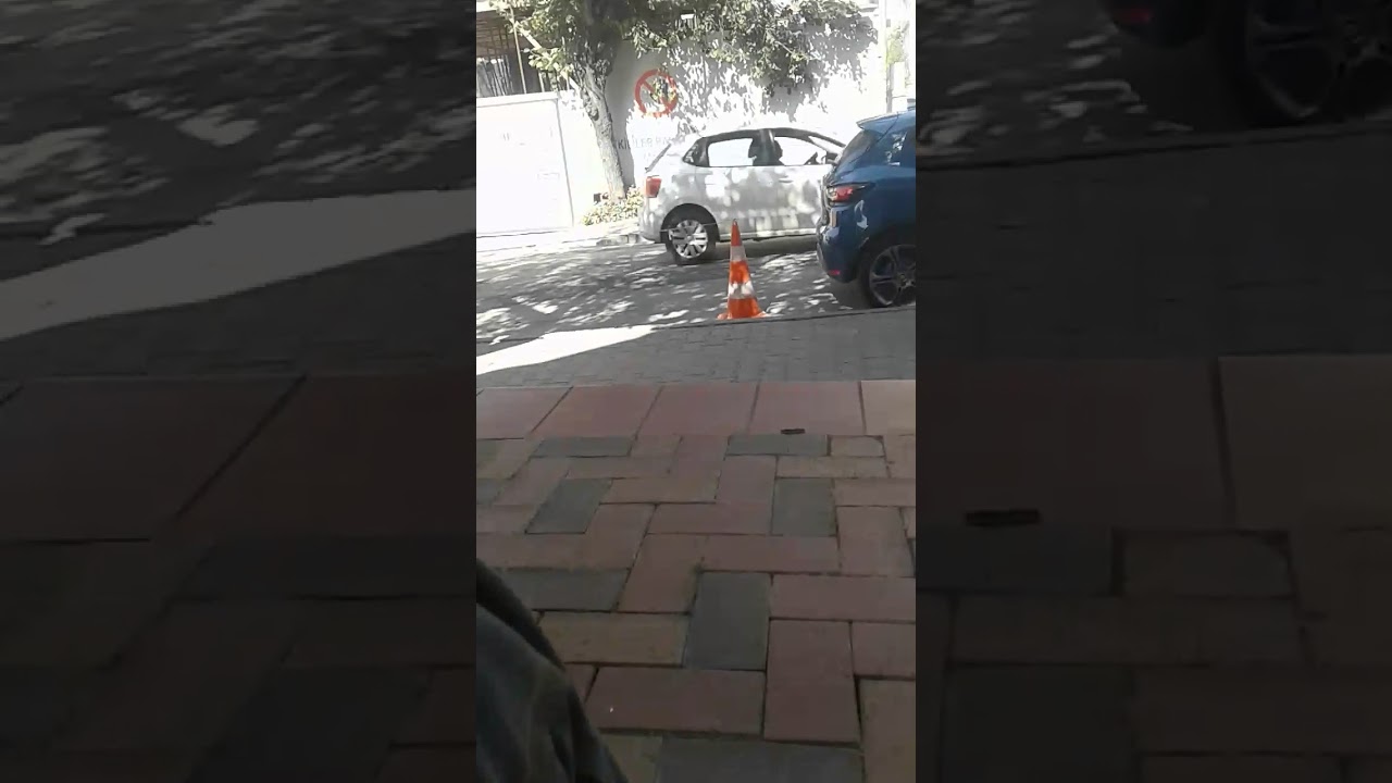 Ilcin karagoz sokakta geziyo yari ciplak