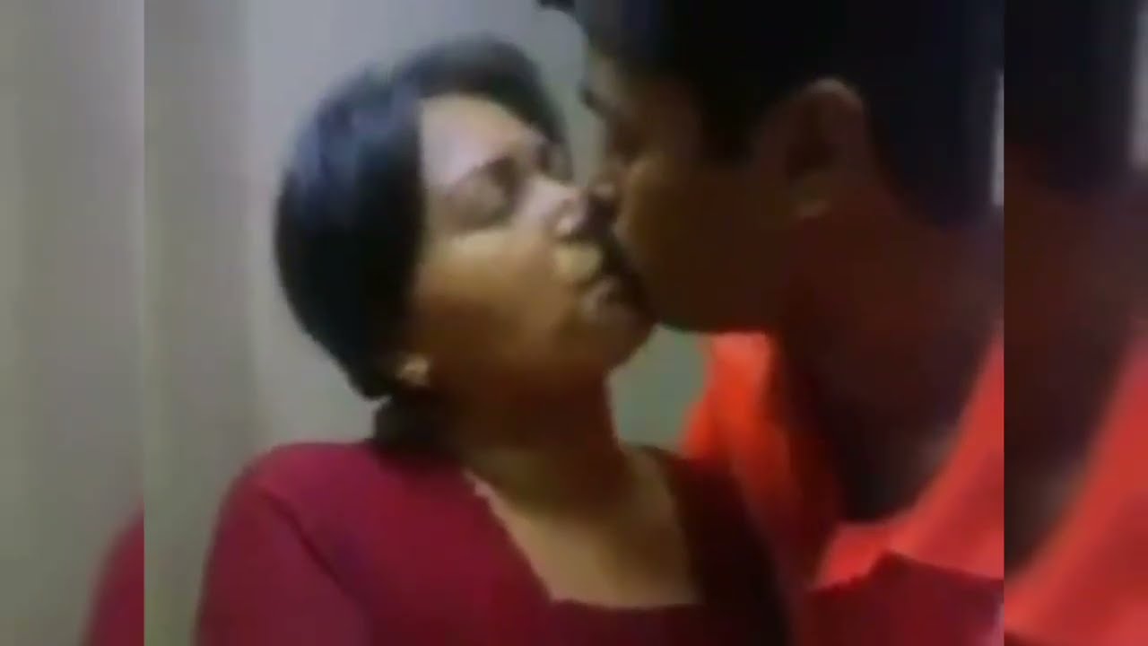Indian Aunty Hot 🔥 Kissing Video