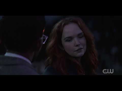 Interracial kiss - Batwoman