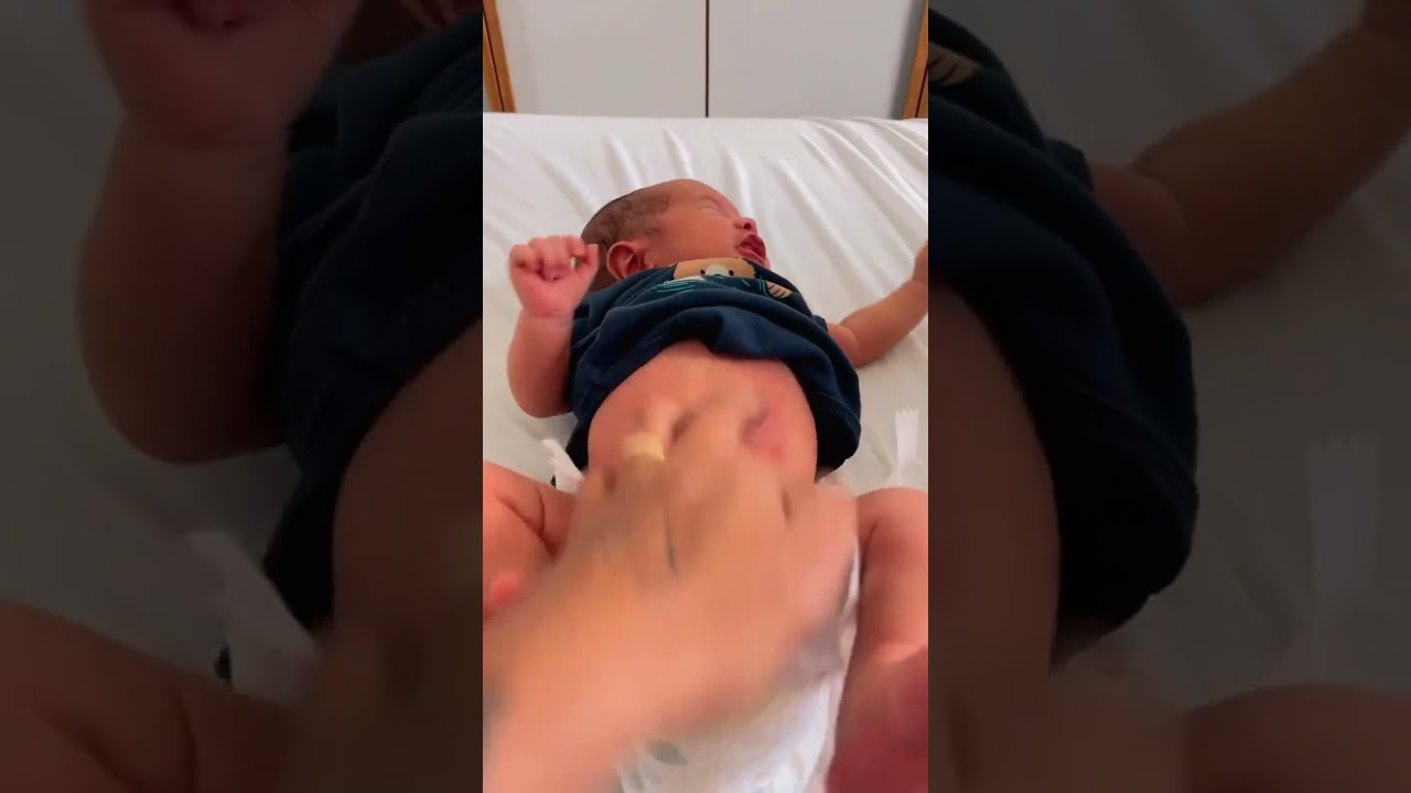 Irmão mais velho trocando a fralda 🫠💩