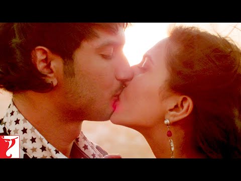 It is wrong to kiss on the 1st date? | Scene | Shuddh Desi Romance | Sushant Singh Rajput, Parineeti