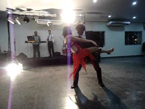 Izaias e Tatty dançando tango