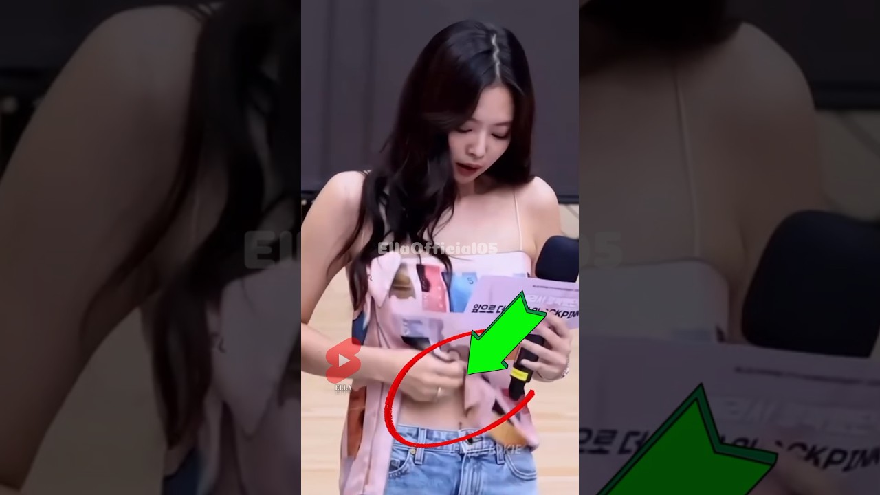 Jennie accidentally showed her belly while jisoo. 😄 #Jisoo #jennie #blackpink