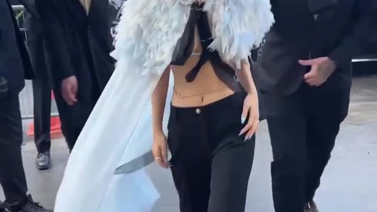 Jennie et Kylie Jenner arrivent au défilé Chanel à la Fashion Week de Paris