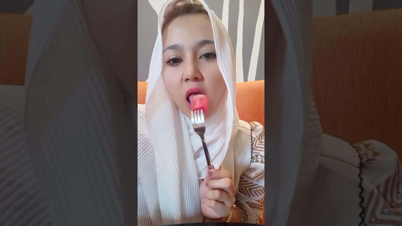Jilbab cantik ahli memainkan lidah bikin g nahan euyy