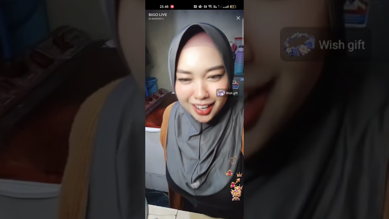 Jilbab Munaroh  lagi masak