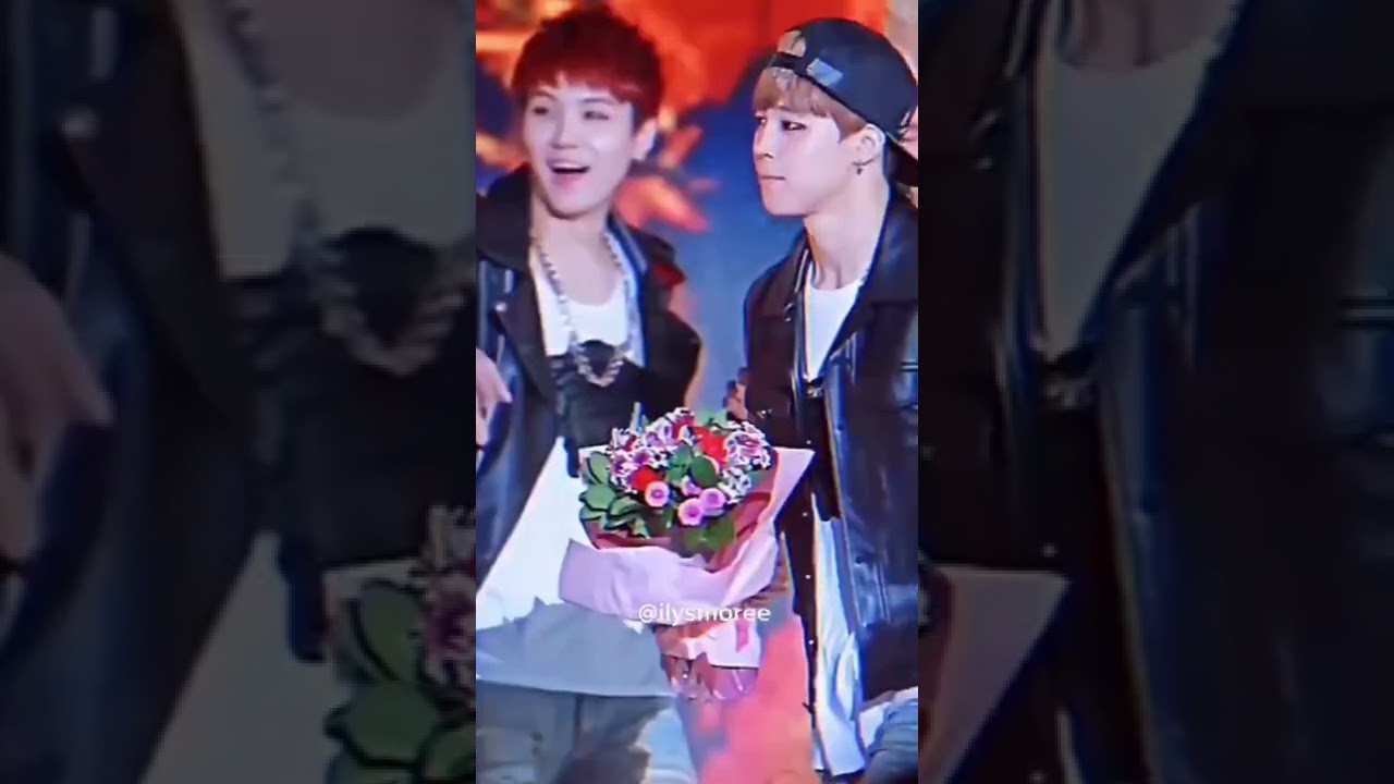 Jimin giving flower bouquet 💐 I'm okay 😭