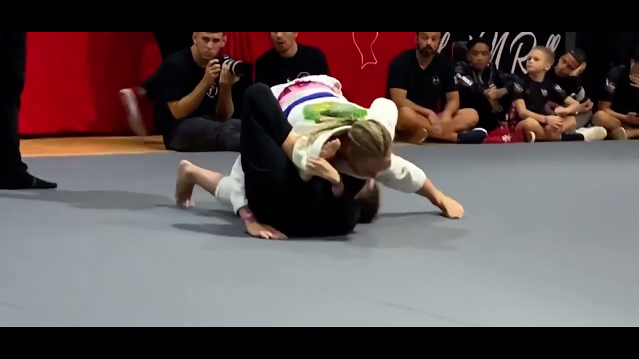 Jiu jitsu young girls (foot rub face)