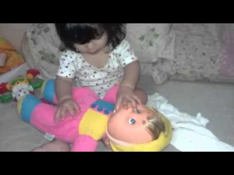Júlia brincando de boneca 🍼