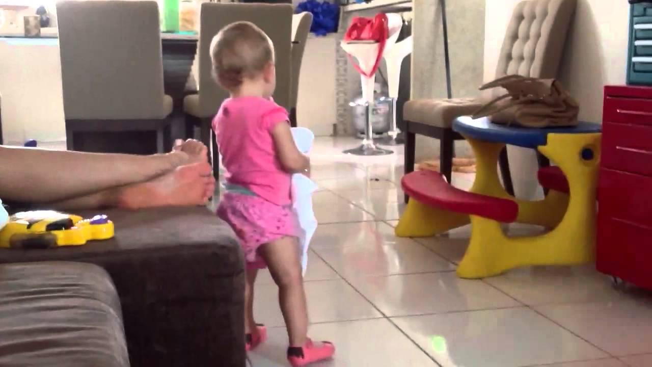 Júlia brincando de boneca