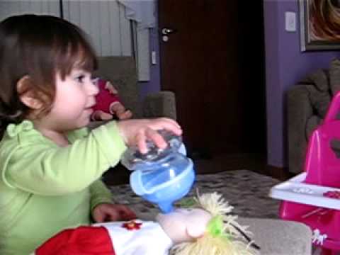 Júlia Vettoretti - Brincando de boneca