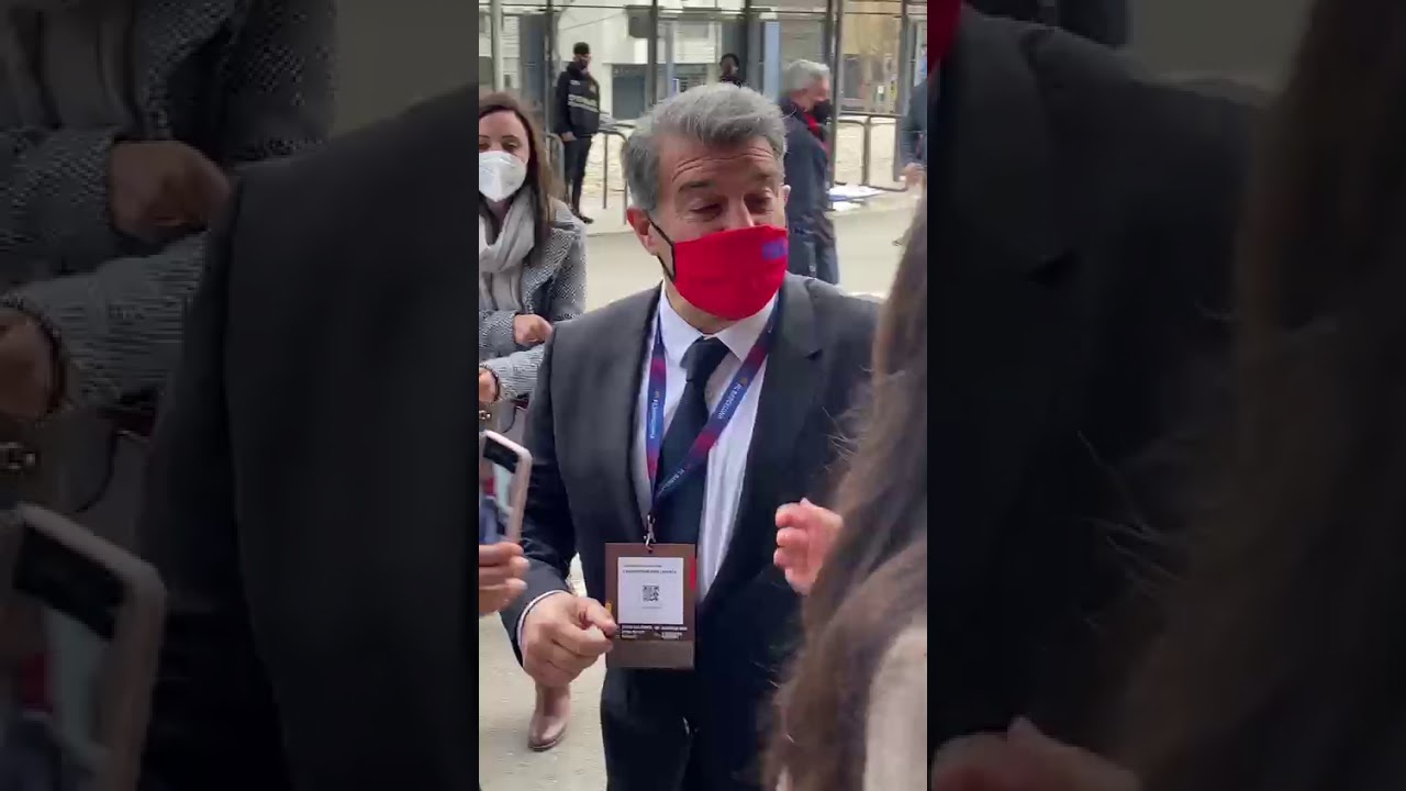 Joan Laporta manosea de manera descarada a una aficionada adolescente que se fotografía con él.