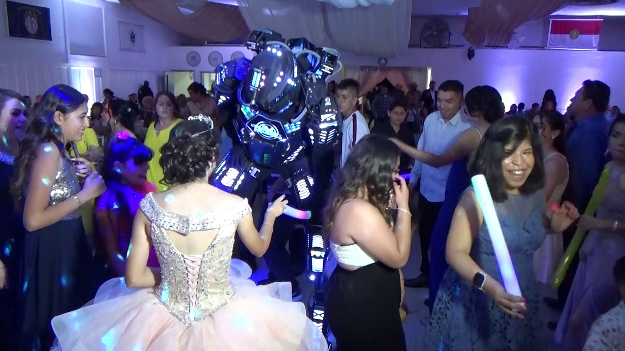 joseline Garcia vailando con el Robot # 1