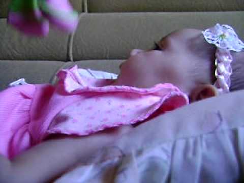 Julia brincando de boneca