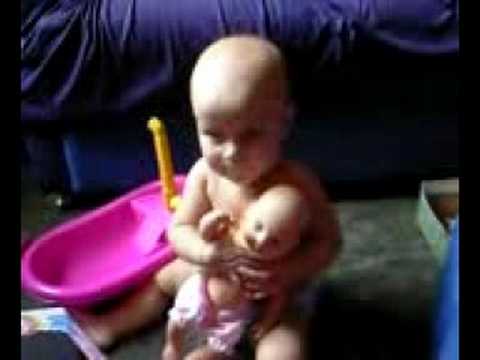 julia brincando de boneca