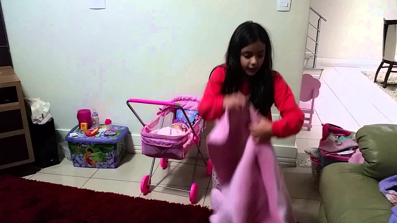 Julia brincando de boneca