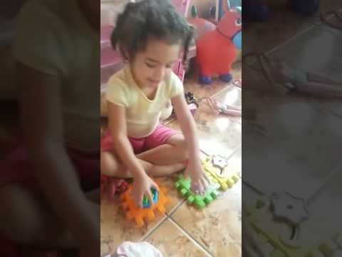 Julia em seu primeiro vídeo brincando de boneca