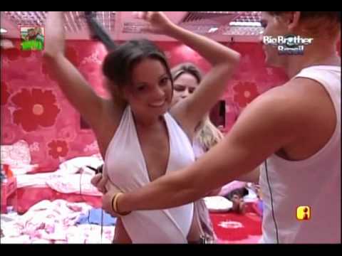 Juliana BBB  8 pagando peitinho