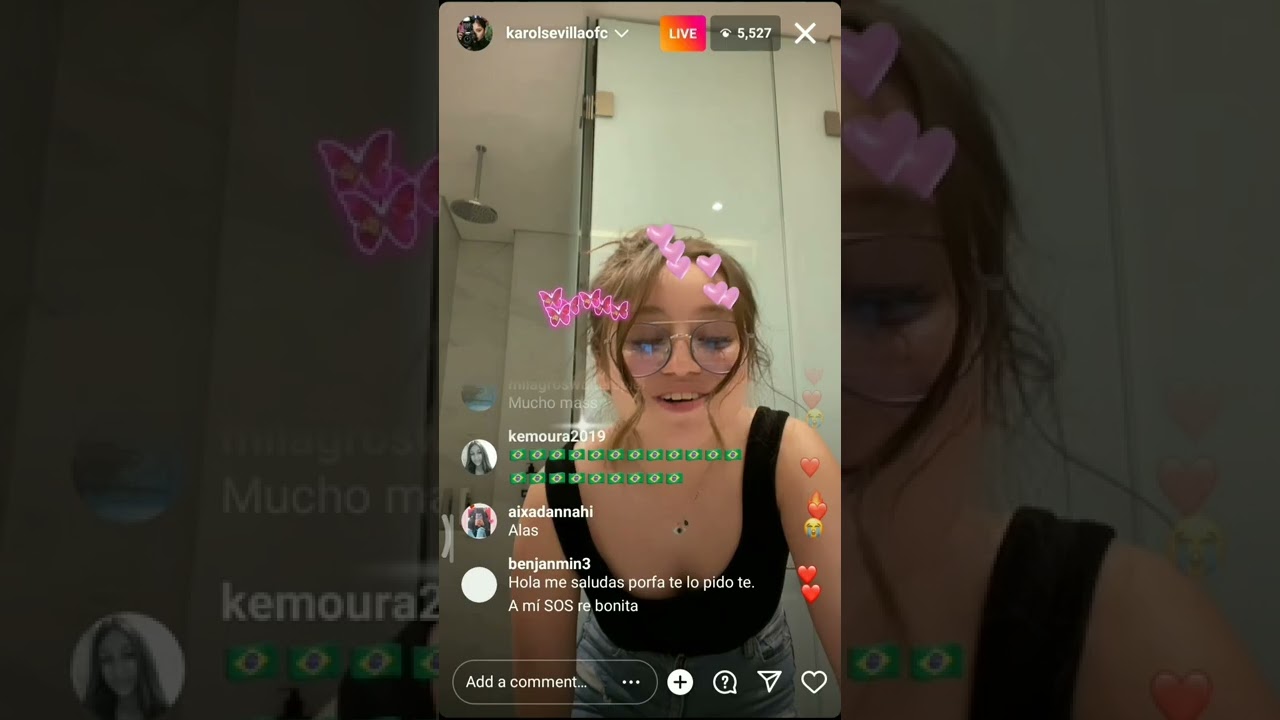 Karol Sevilla canta 
