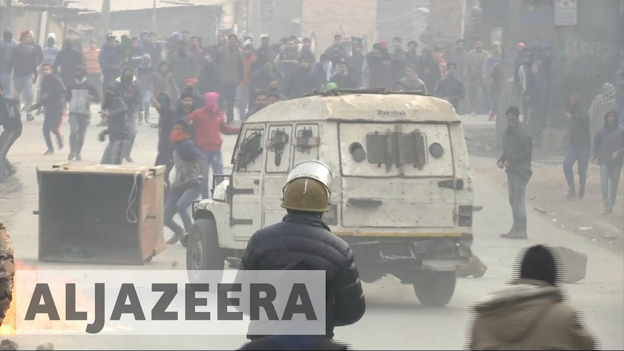 Kashmir: Indian riot police clash with protesters